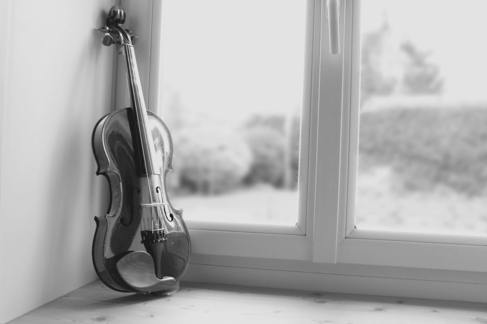 Ingénieur du son réglant un système de retours sur scène avant un concert